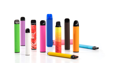Engangs e-cigaretter i forskellige farver står op blandt hinanden.