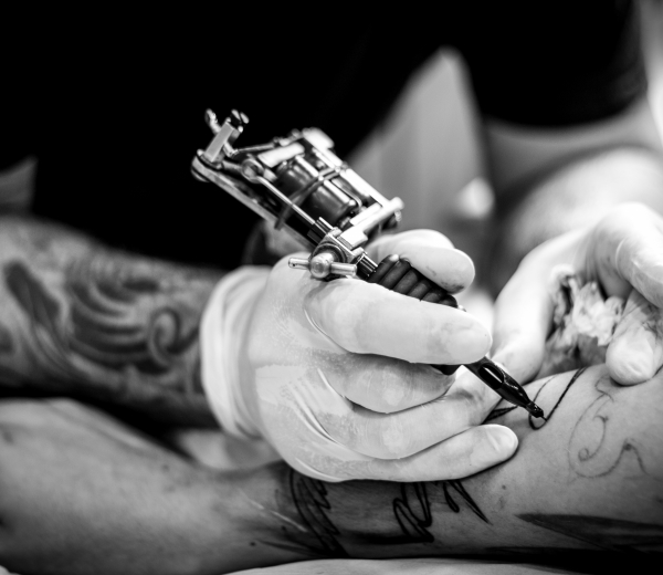 Tatovør laver tatovering på arm