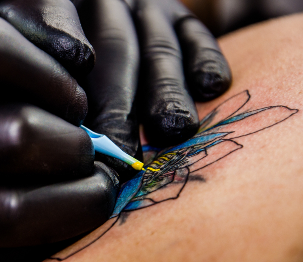 Tatovør farvelægger tatovering
