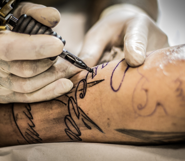Tatovør laver en tatovering