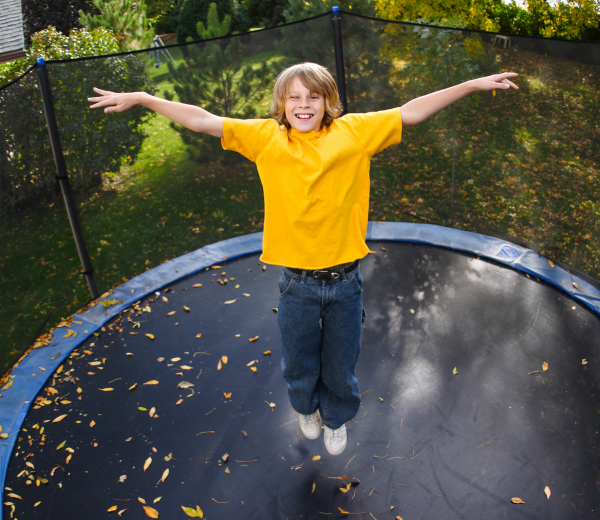 En dreng der hopper på trampolin 