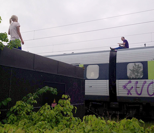 Advarsel! Stærke billeder. I 2013 havde Tim Kring nær mistet livet, fordi han kom for tæt på togenes køreledninger og blev ramt af 25.000 volt. 